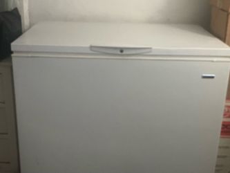 Kenmore Chest Freezer with Baskets – Works Great