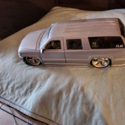 Jada Suburban Dub Hummer  Toy