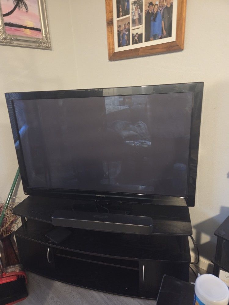 48 Swivel TV Works Good