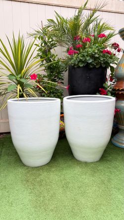 Clay pots 🌺 23” tall 19” wide