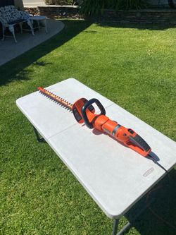 Like New Heavy Duty Black & Decker 24” Hedge Trimmer Plug In