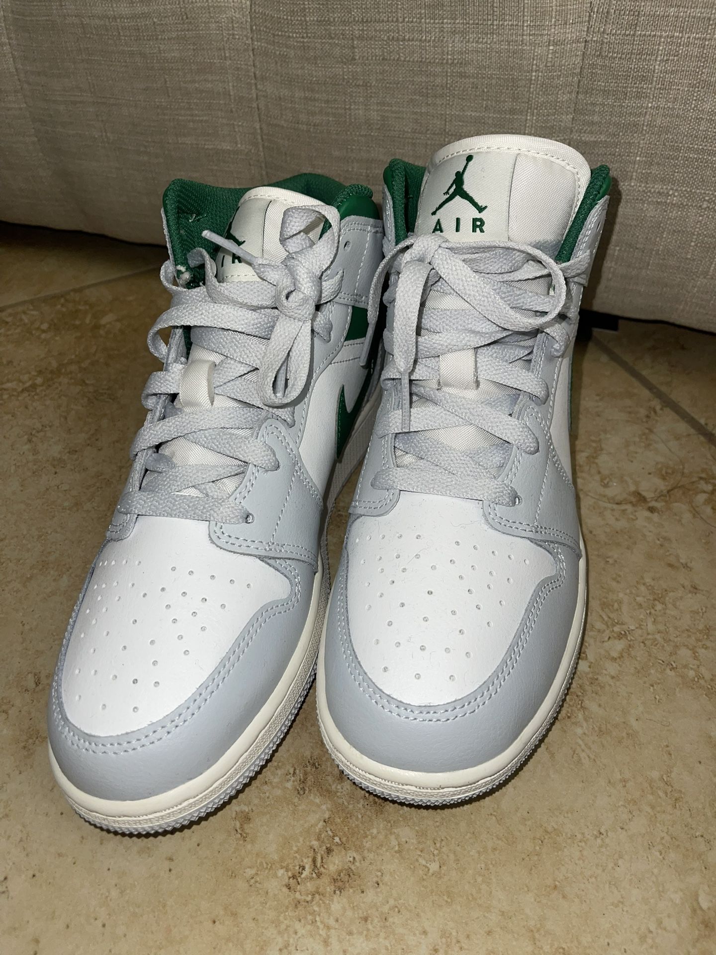 Jordan 1 Mid Size 6 Y