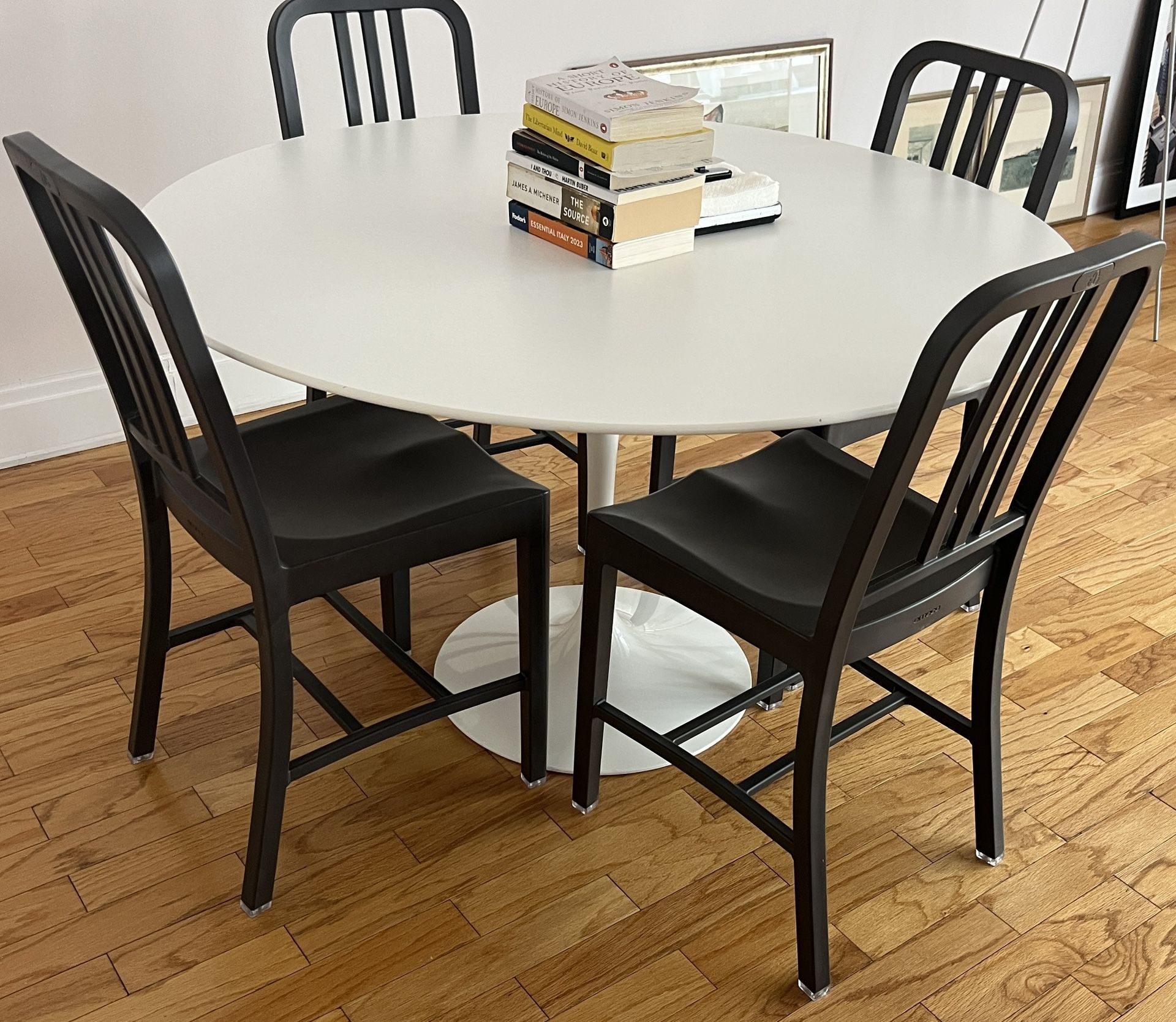 Eero Saarinen Table With 4 Coca Cola Chairs 