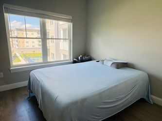Moving Sale—Like New Sealy Hybrid Queen Mattress + Adjustable Base (Remote) – Clean & Comfortable