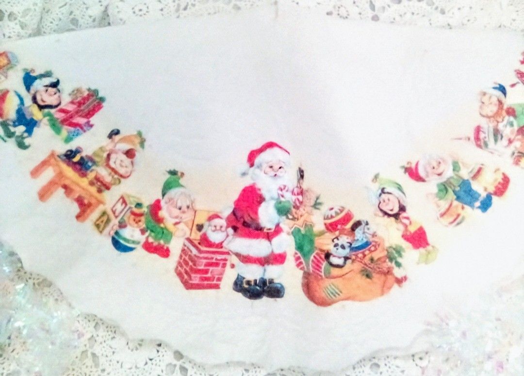 VINTAGE RENNOC White Quilted Felt TREE SKIRT Santa Claus TOY FACTORY Elves Oranament