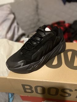 Yeezy All Black 700