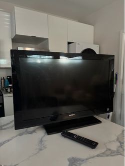 Sony TV (32 inch with remote)