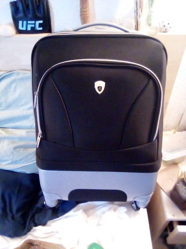 Carry On Suit Case 21" Wheeled/Extended Handle
