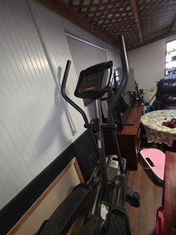 Elliptical machine Golds gym