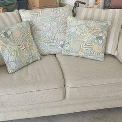 Rooms To Go Loveseat 