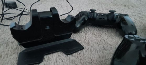 3 PlayStation 4 controllers