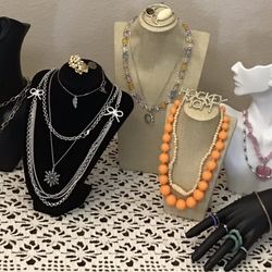 Vintage to Modern Wearable Jewelry & Accessories Lot. / Lote de Joyas Antiguas a Modernas todo usable.  (Se habla Español )
