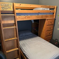 SOLID WOOD TWIN/TWIN BUNK BED w/Desk 