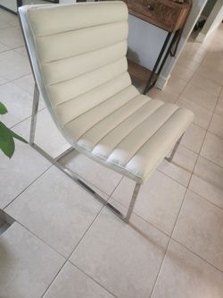 White Akhai Lounge Chair