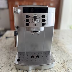 DeLonghi Magnifica XS Coffee & Espresso Machine – Silver 