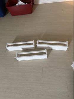 3 Floating bookshelves