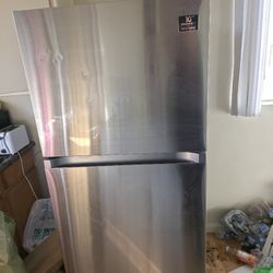 Samsung 17.6 cu  Top Freezer Refrigerator - Fingerprint Resistant Stainless Steel