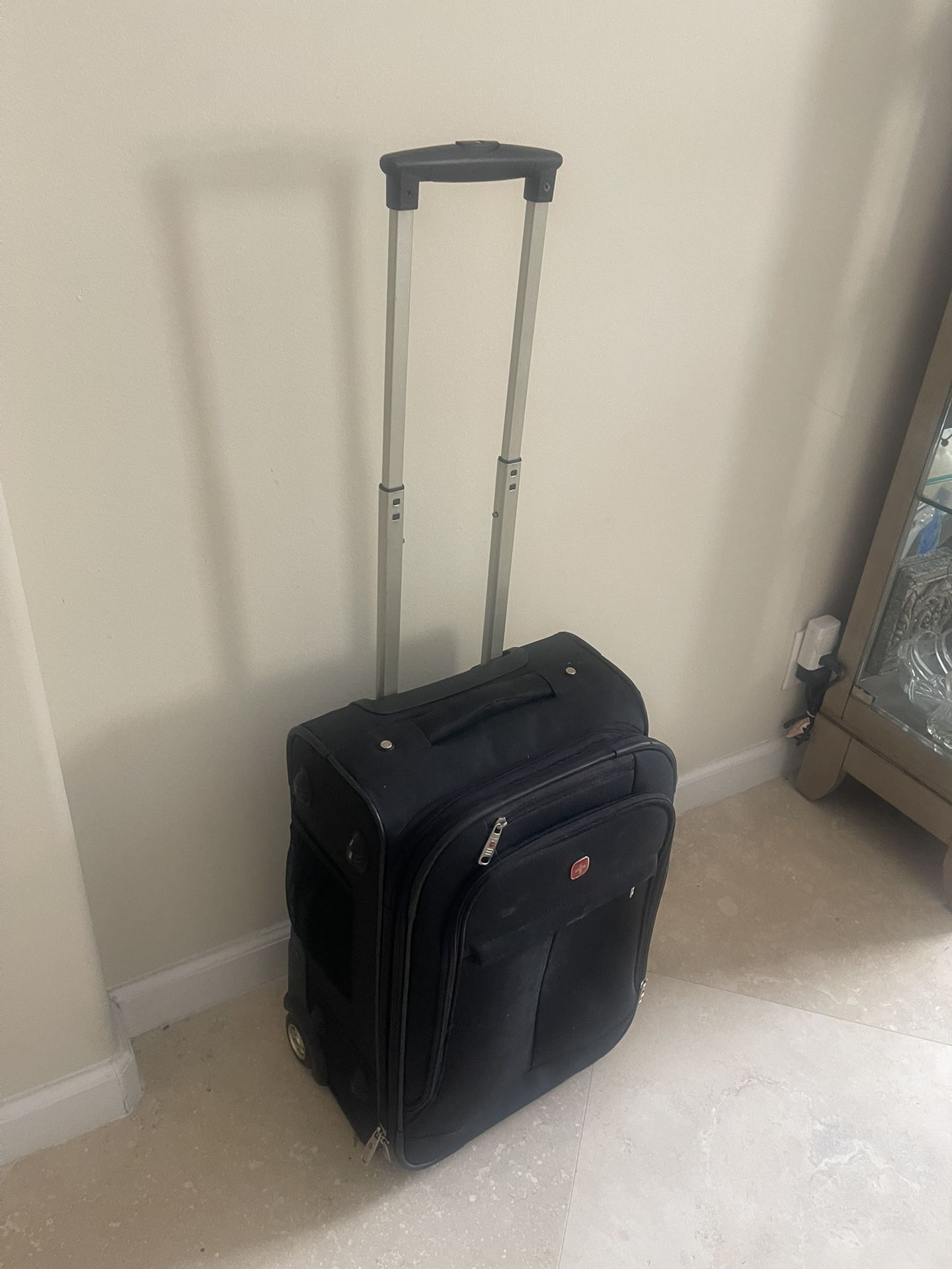 Carry On Suitcase - SUPER CLEAN- LIKE NEW 