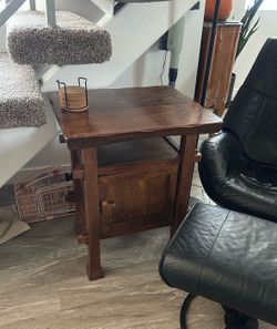 Solid Wood Mission-Style End Table / Side Table with Cabinet Storage