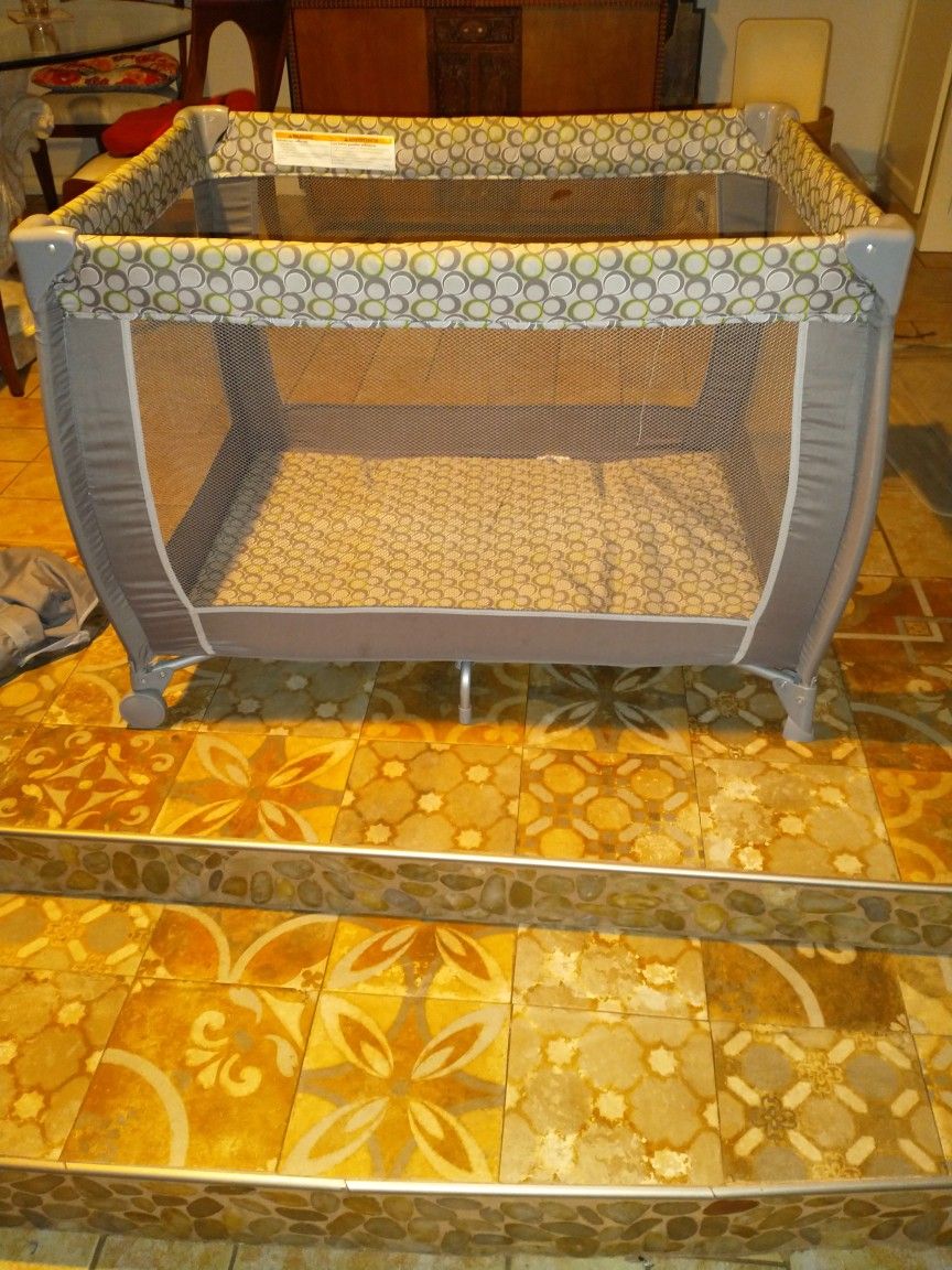 Babies R Us Playpen with additional Bassinet