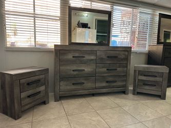 Ashley dresser set in good condition