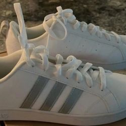 SIZE 8 WHITE ADIDAS SNEAKERS
With grey stripes.