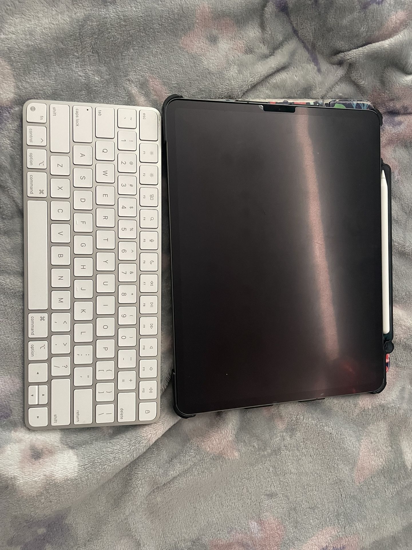 IPAD PRO 12.9 2021. SLIGHTLY USED COMES WITH 2ND GEN PEN AND 2ND GEN KEYBOARD