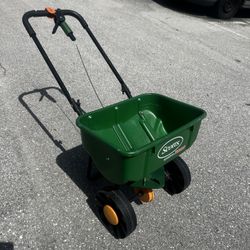Scott’s Speedy Green 300 lawn fertilizer broadcast spreader! In good condition works great. Retails $49.97