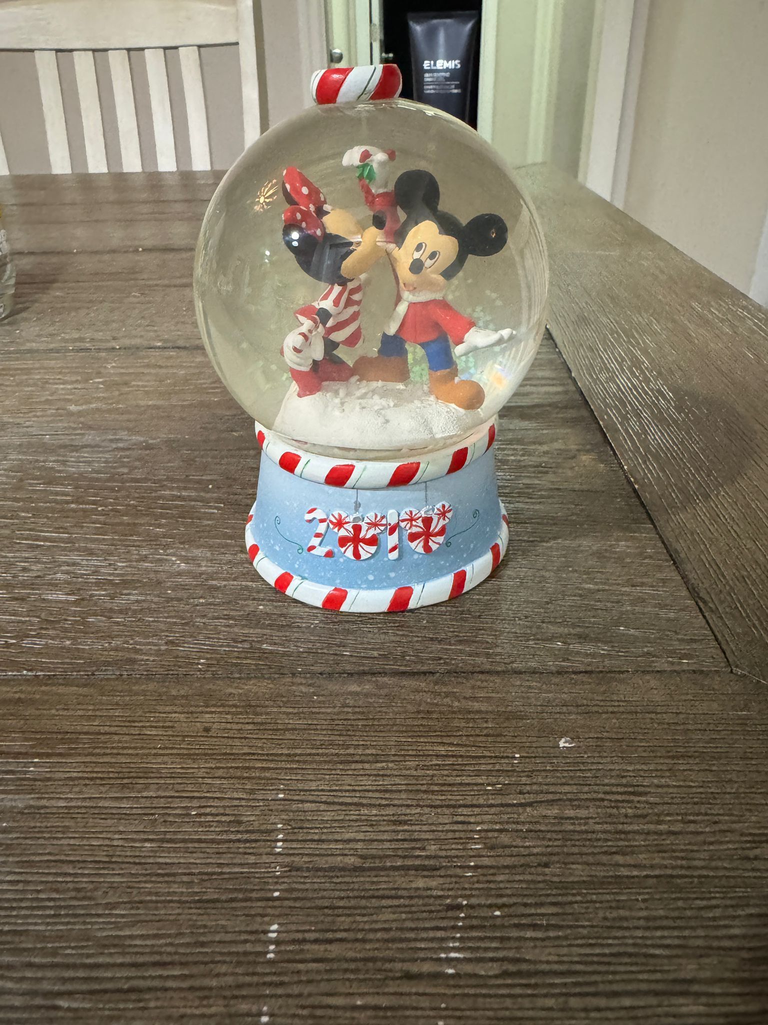 Disney Christmas, Minnie kissing Mickey under the mistletoe Snow globe 2010