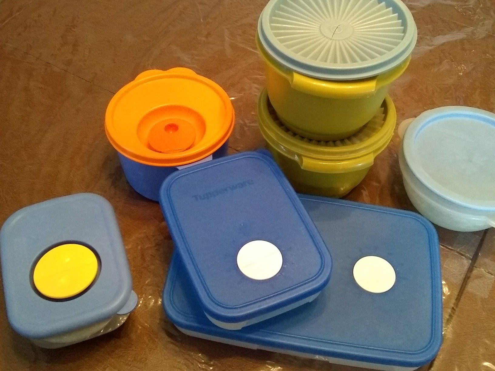 7 Tupperware storage containers with lids