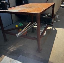 Welding table with vise
