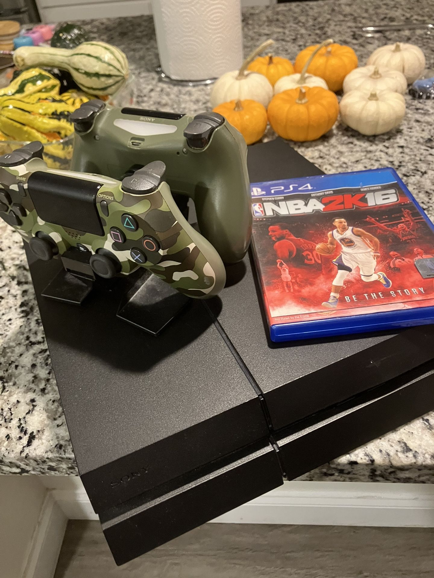 PS4 1TB Hdd w. 2 Controllers 
