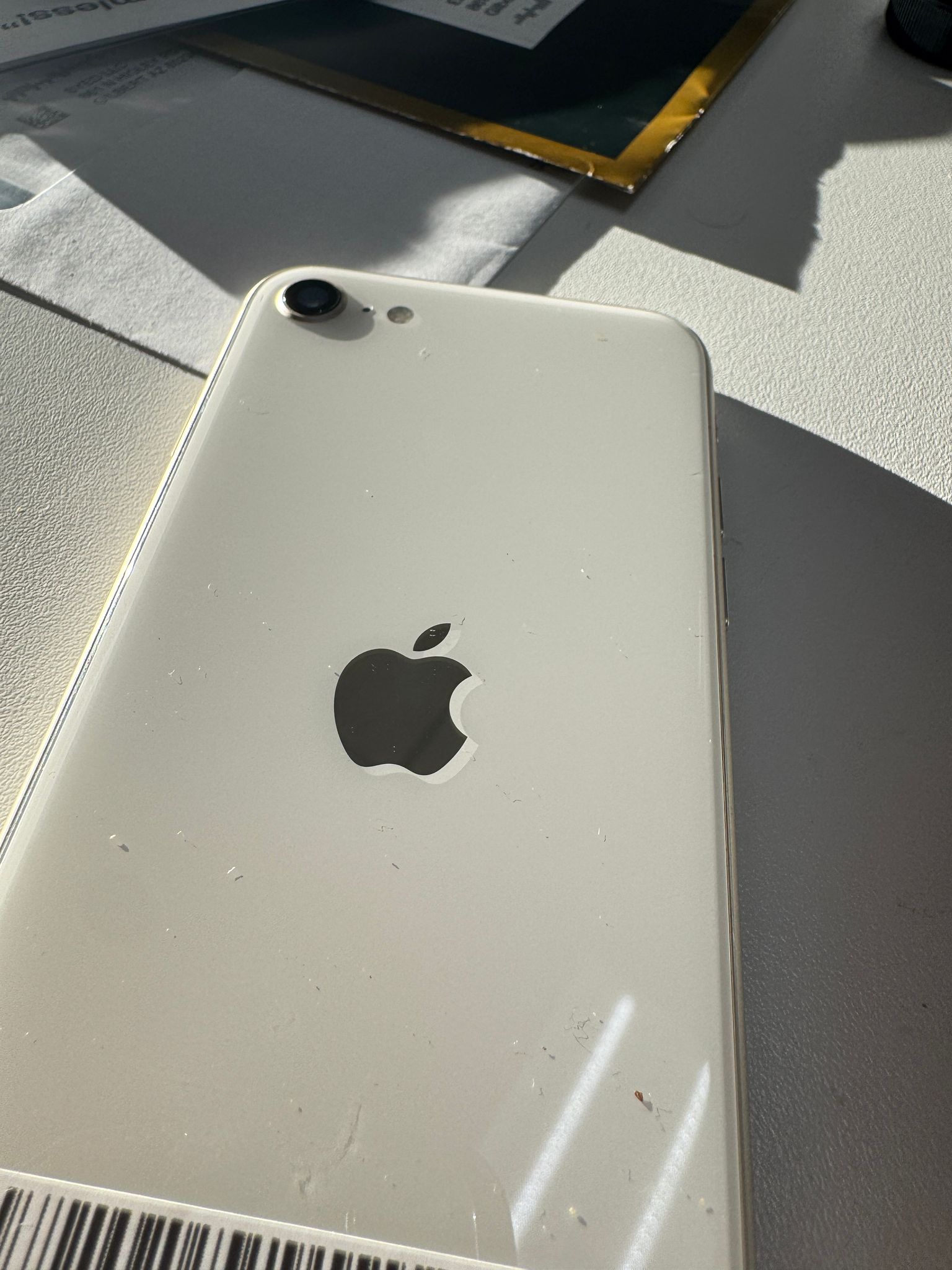 iPhone SE 3rd generation 64 latest iOS it’s unlocked and works with all carriers worldwide