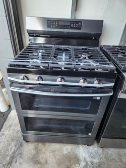 30-inch wide double oven stove. Samsung brand, 3-month warranty. This is a new gas stove.