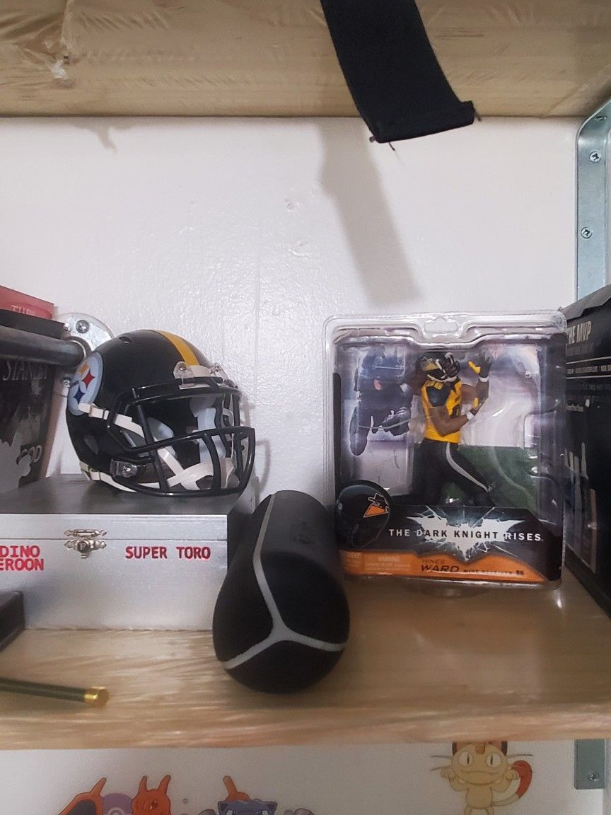 Mini Helmet And Hines Ward Dark Knight Figure