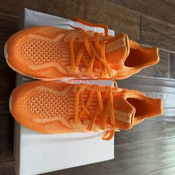Men’s Adidas Ultraboost 5.0 DNA Shoes 10.5 (Orange)