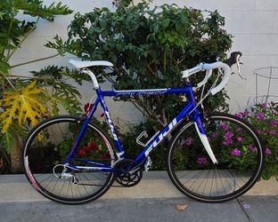 Fuji Roubaix 3.0 Road Bike – Lightweight & Fast