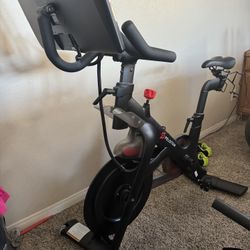 Peloton and rowing machine 