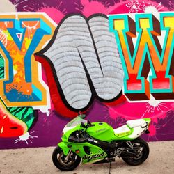 Ninja Kawasaki ZX7R.    Year 2000 