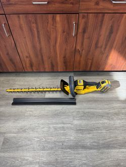 Dewalt FlexVolt 26” Hedge Trimmer DCHT870