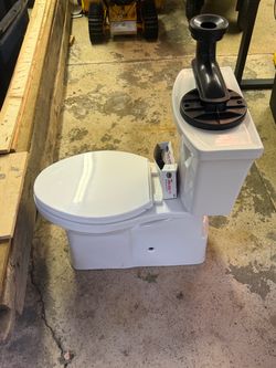 Kohler toilet w/mounting hardware