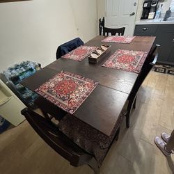 Dinning Table With 4 Chairs 