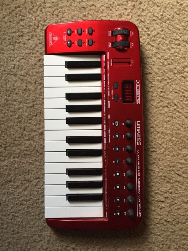 Behringer UMA25S USB midi Keyboard