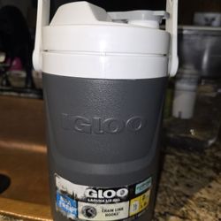 igloo cooler 1/2 gallon with chain link hooks, stay cool, like New only used ones to take water. Work, construction, gardening, warehouse, gym, campin