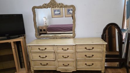 Davis Cabinet Co. Solid Wood Bedroom Suite