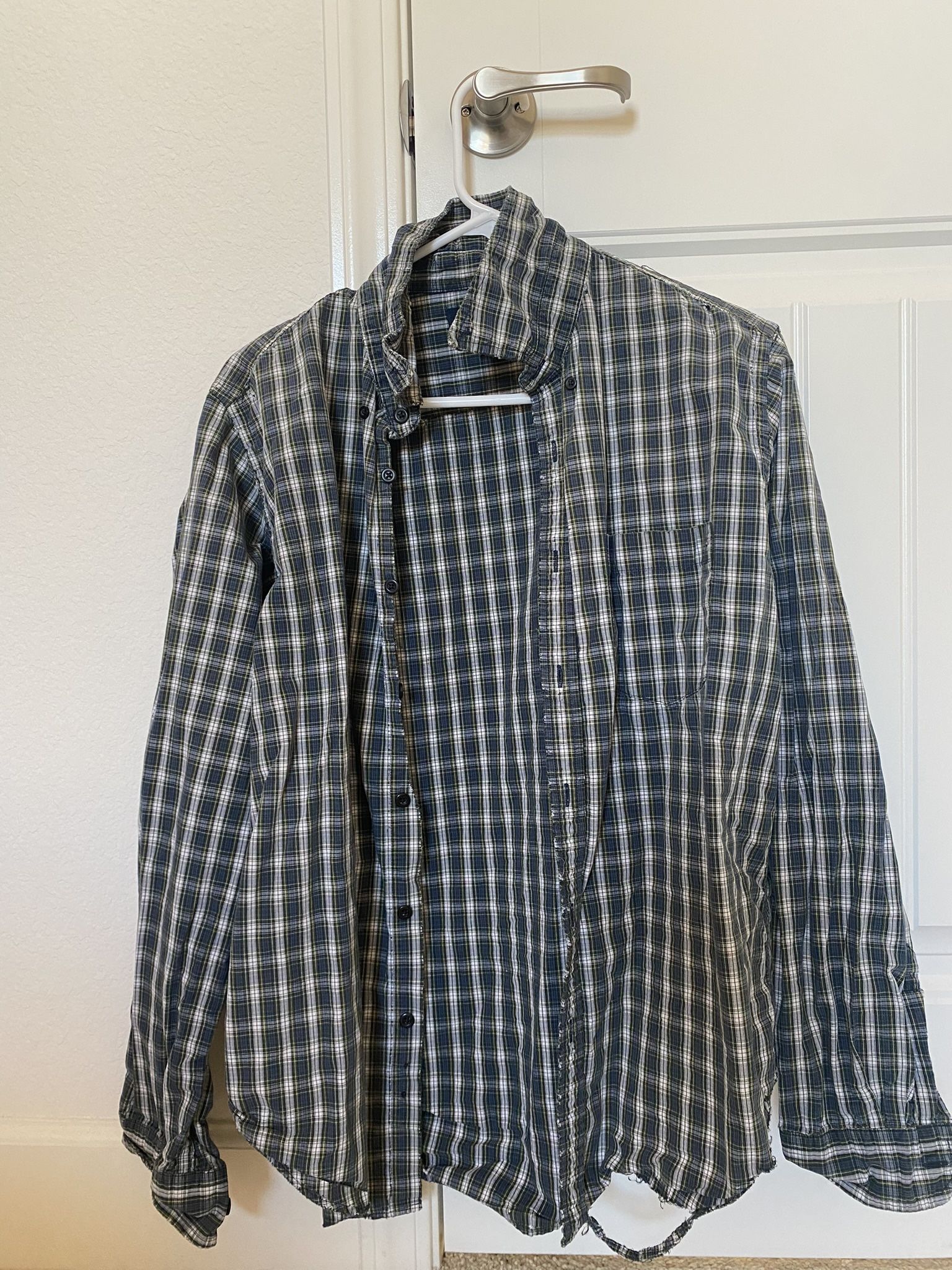 GAP BUTTON DOWN