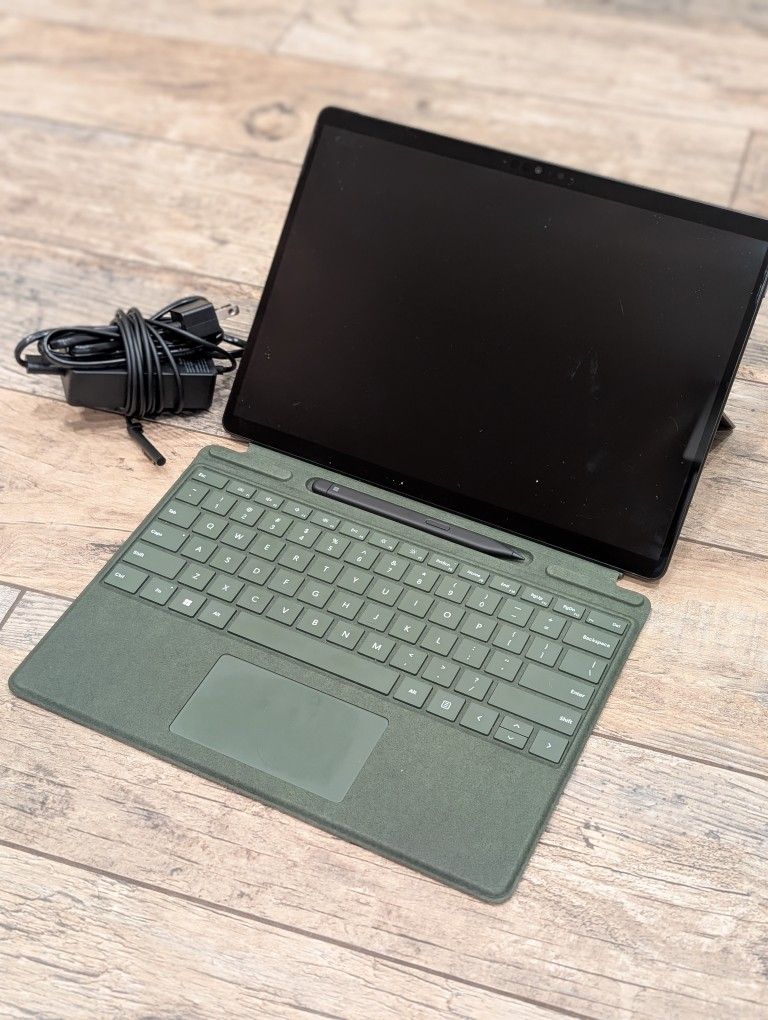 Surface Pro 8 w/Green Type Cover and Slim Pen, Excellent Cond