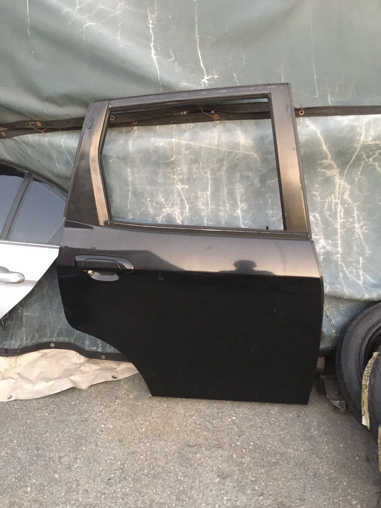 Used 2006 Honda fit, right side passenger door, good condition,