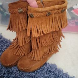  Minnetonka Boots
