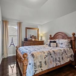 Solid Wood Queen Bedroom Set – 5 Pieces w/ 5-Drawer Chest – Excellent Condition